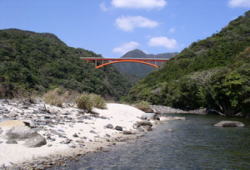 安房川下流から観た松峰大橋。