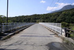  松峰大橋は、民宿いっぱちより歩いて、 約15分の所にあります    